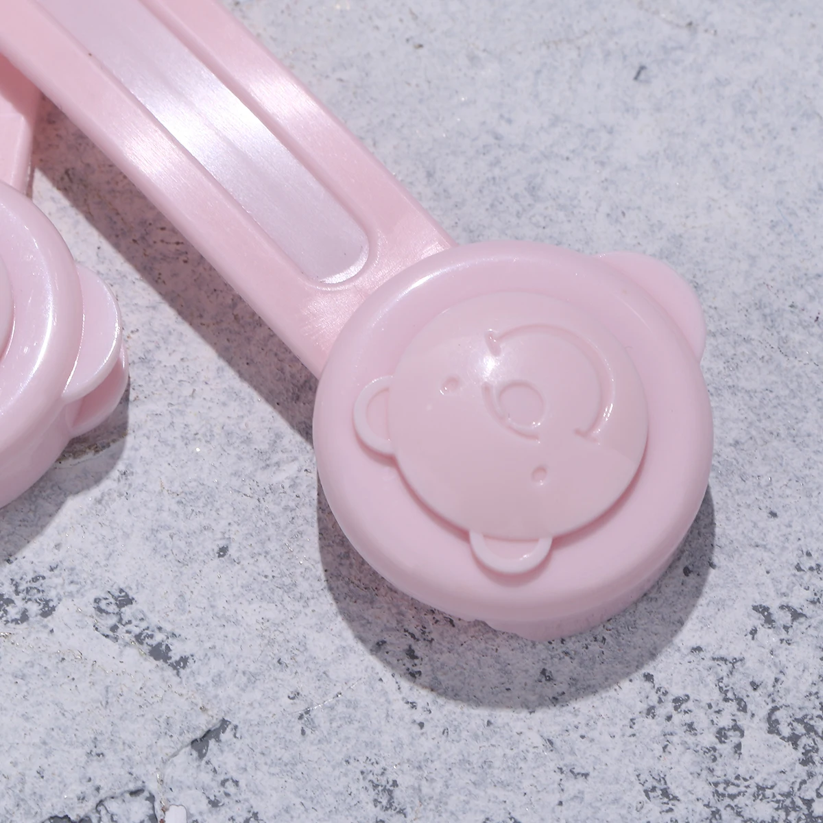 

2 шт. детские замки в форме медведя, материал премиум-класса из АБС-пластика, прочная клейкая лента для шкафов, ящиков, холодильника, защита от детей