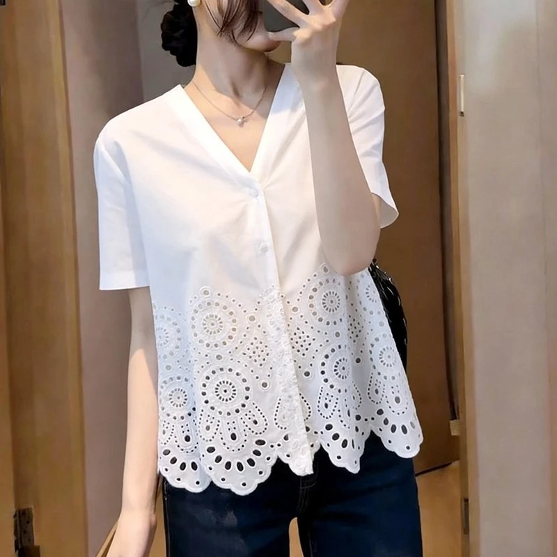 

Летняя женская блузка 2026: белая, с вырезами, на пуговицах, в корейском стиле, универсальная, свободного кроя, с V-образным вырезом, уличная мода, топы для женщин