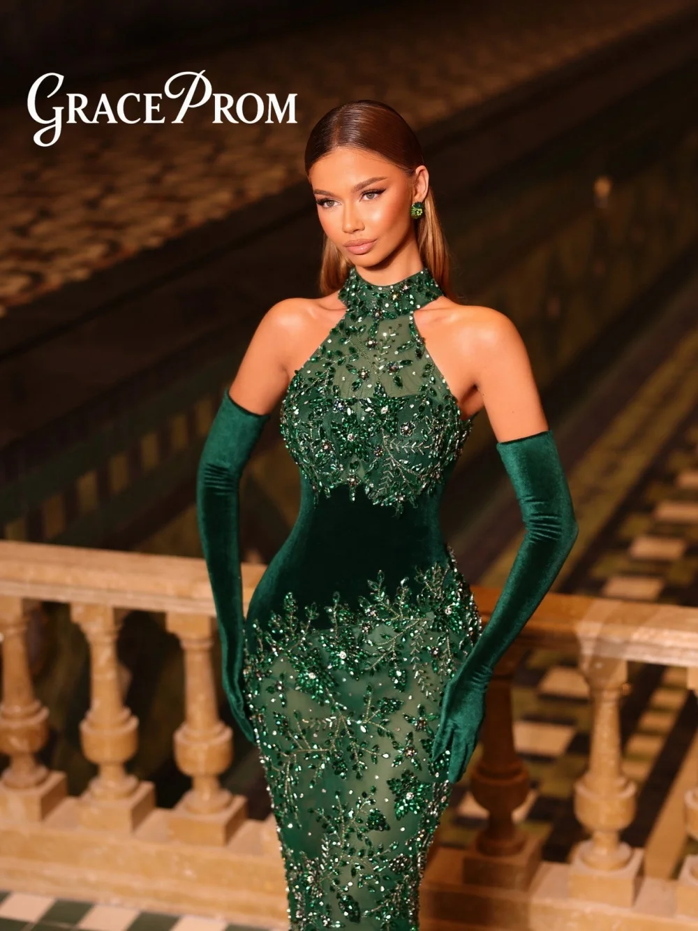 Requintado halter pescoço sem mangas vestido de noite 2026 luxuoso frisado veludo tapete vestido solene cristal até o chão vestido de festa