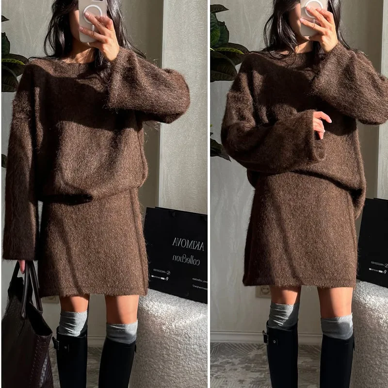 2025 herbst Winter Neue Rundhals Langarm Lose Top Kurzen Rock Zwei Stück Set Frauen Einfarbig Dicke Warme Anzug