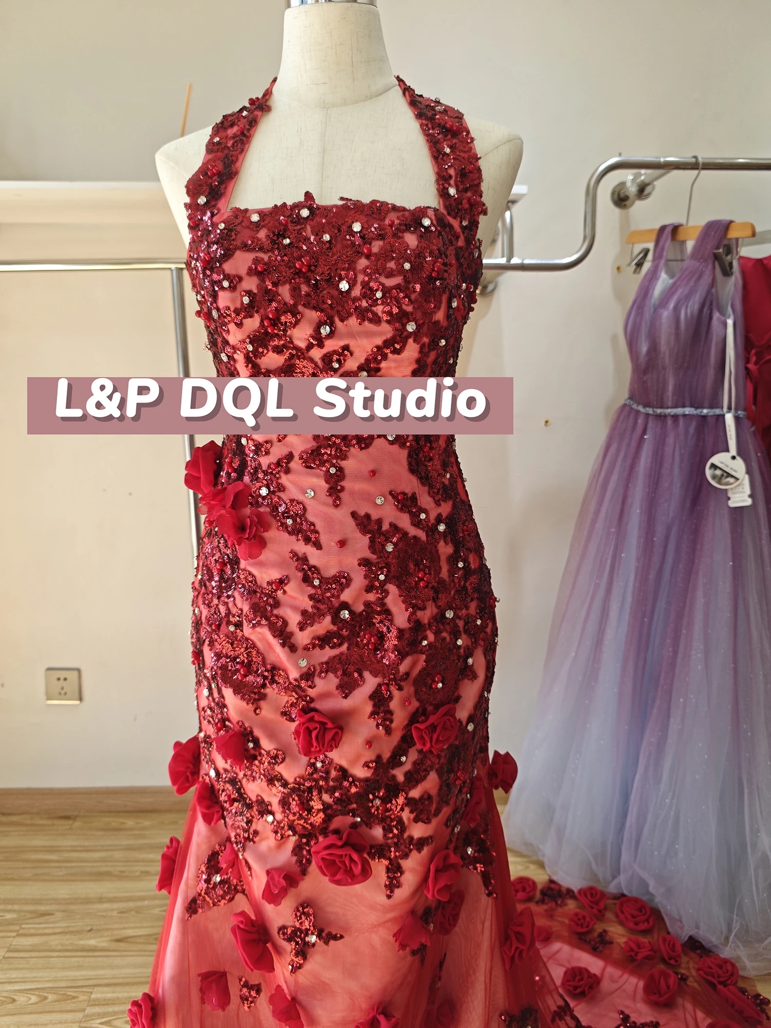 L&P DQL Studio-Abendkleid Dard Red Exquisite Ballkleider Neckholder Reißverschluss hinten Applikation mit Pailletten Perlen mit Kristall