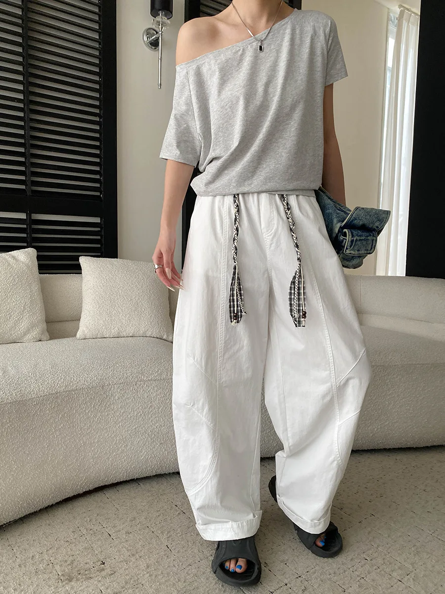 Sommerliches Damen-T-Shirt in unifarbenem Design mit schrägem Ausschnitt, schulterfrei, lockerer Passform und schlankmachendem Effekt, kurzärmelig. – Detail 21