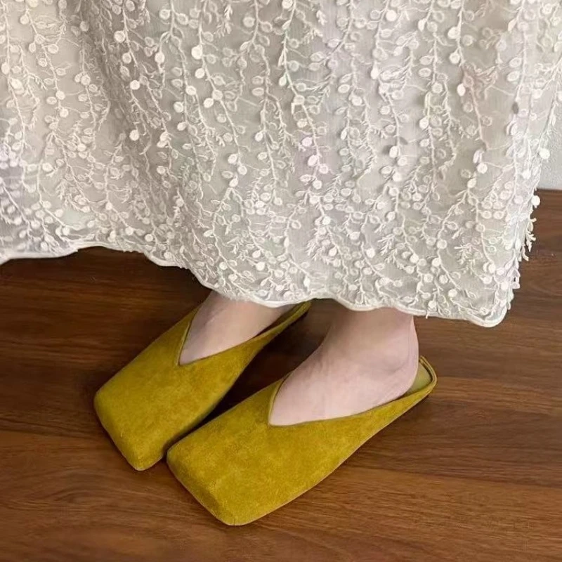 Baotou Halbe Hausschuhe für Damen, 2025, Frühling und Herbst, neuer Stil, kleiner quadratischer Kopf, flacher Mund, Samt, weicher Boden, modische flache Schuhe