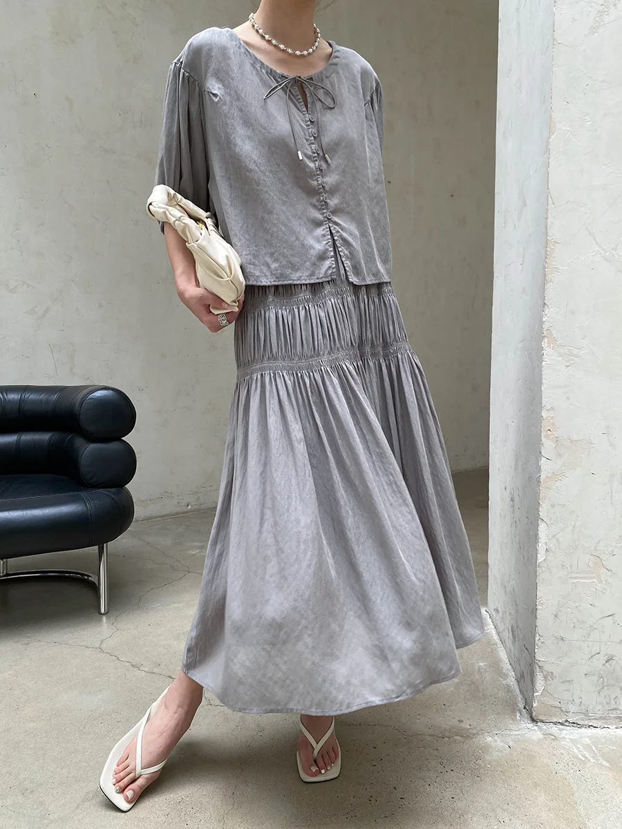 Sommerliches Damen-Set: Lässiges, einfarbiges, französisches Spitzenhemd mit kurzen Ärmeln und plissiertem, elastischem Rock mit hoher Taille – Detail 15