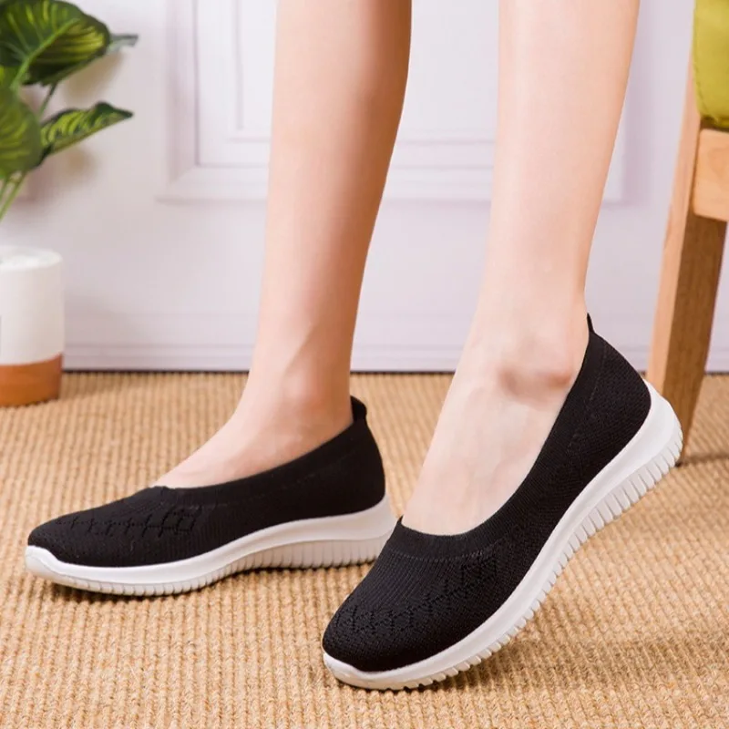 Women's Breathable Mesh Slip-On Shoes Light Non-slip Soft Sole Casual Walking Sneakers Elderly Mother Flats Zapatos De Mujer