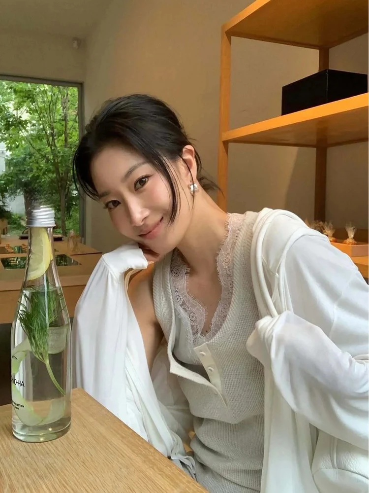 الدانتيل المرقعة محبوك سترة المرأة زر سليم صالح Svel أعلى الملابس الداخلية والخارجية صيف 2025 لا ماركة #4