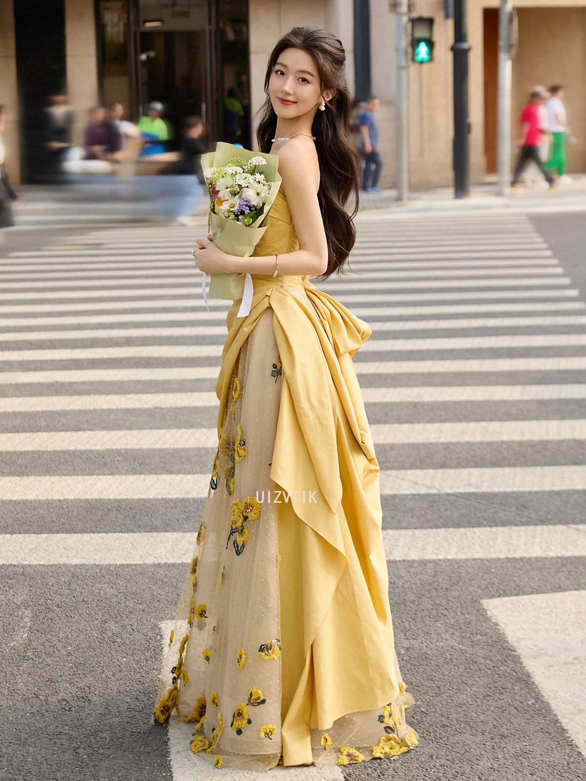 فساتين حفلة موسيقية فاخرة باللون الأصفر بدون حمالات على شكل حرف A فساتين رسمية لحفلات الزفاف والسهرات بطول الأرض مناسبة رسمية