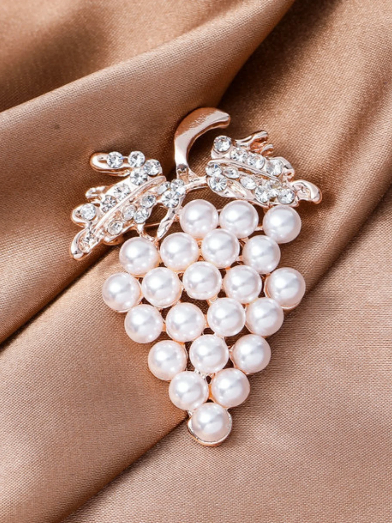 1PC women\'s fashion temperament, multiple types of geometric imitation pearl brooch accessories, party holiday gifts