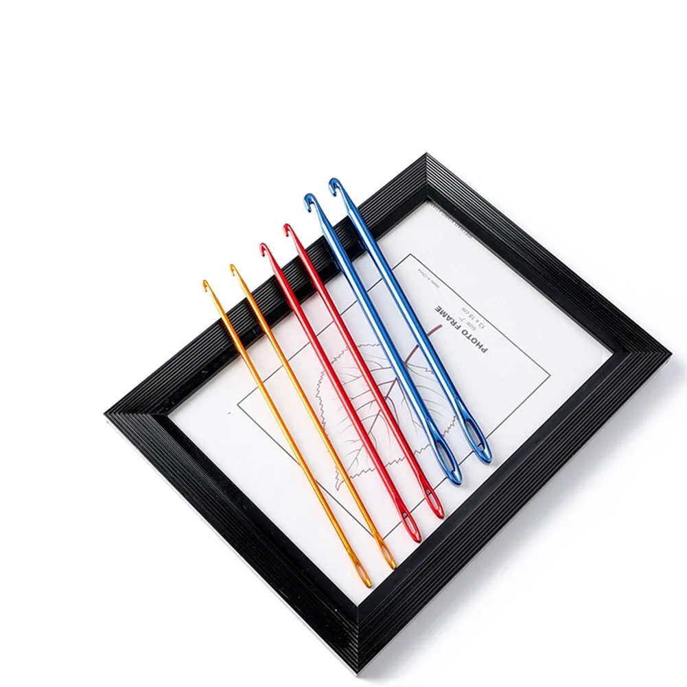 ตะขอเข็มถักโครเชต์ที่มีสีสันมีรูปิดสำหรับงานหัตถกรรมเครื่องมือเย็บมือแบบ DIY