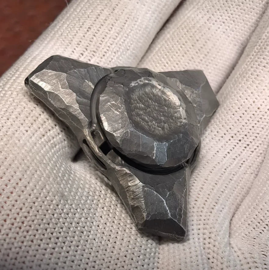 Used EDC TX EDC original steel stone pattern flashing spirit spinner Fingertip gyroscope Decompression toys