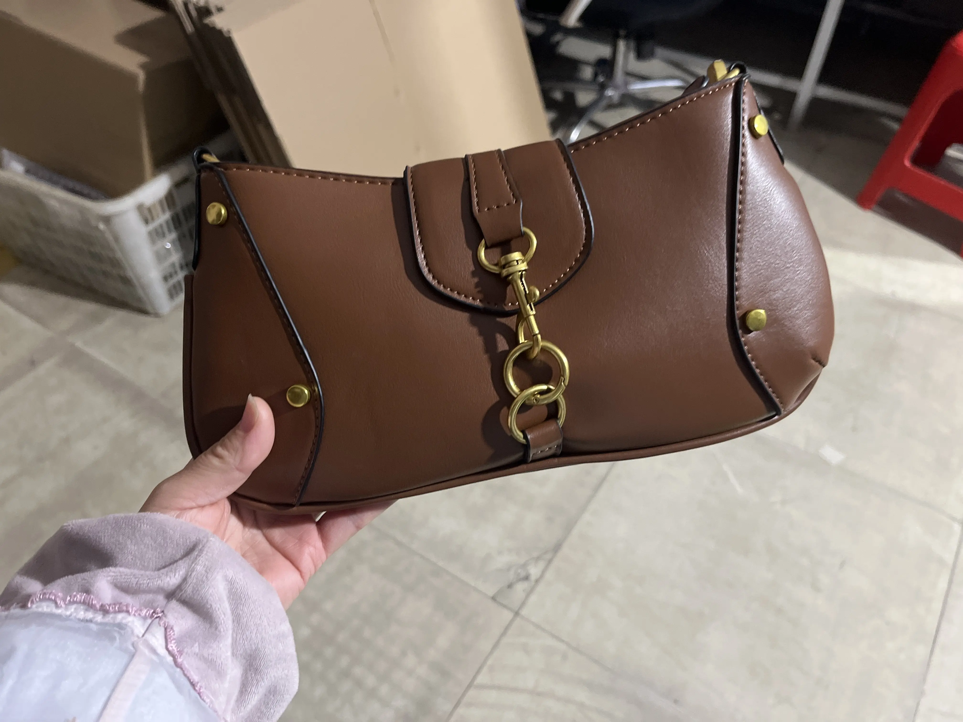 Vielseitige Designer-Handtasche mit Karabinerhaken, Damen-Umhängetasche mit Schlüsselschloss-Schnalle, Motorrad-Einkaufstasche im Biker-Stil, Braun, Reißverschluss – Detail 1