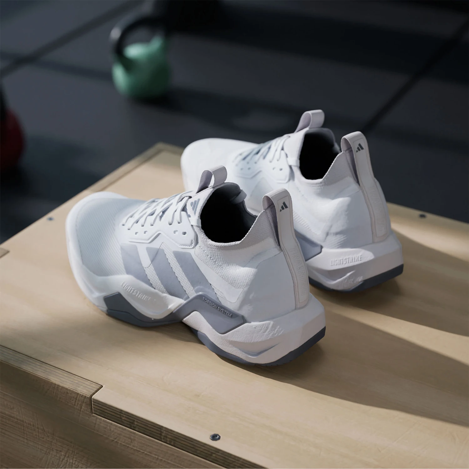 حذاء تدريب أديداس أصلي جديد للرجال مضاد للانزلاق ومنخفض الارتفاع JI4196