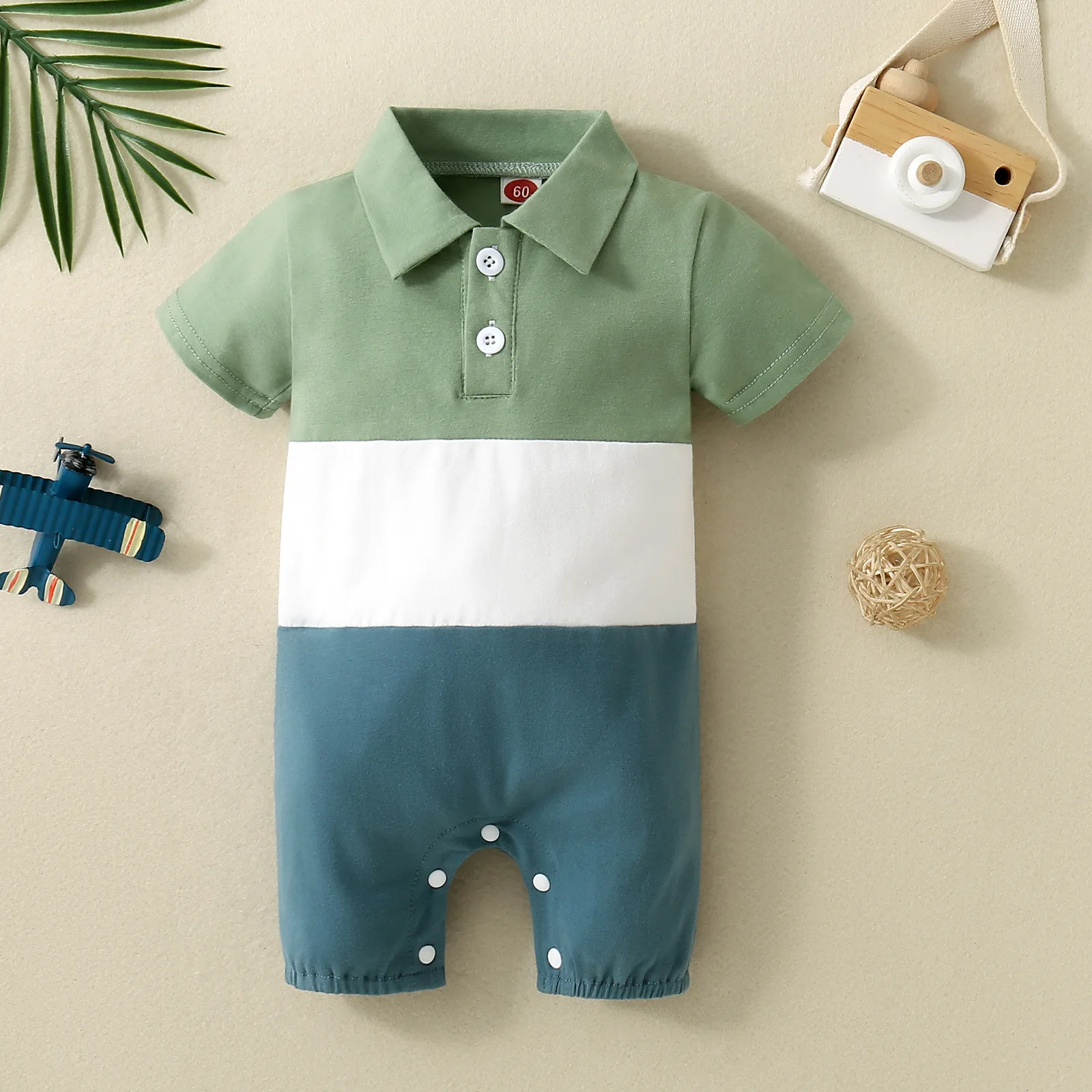 Baby-Strampler für Jungen mit Kragen, kurzen Ärmeln, robusten Druckknöpfen, einfach anzuziehendem Design und bequemem, weichem Stoff.