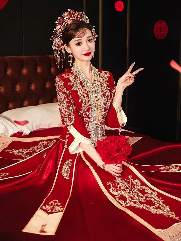 

В свадебном платье больших размеров с бархатным воротником и новым тостом.