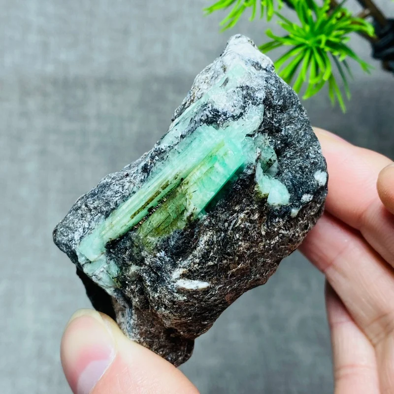Natural Emerald Mineral Specimen with Healing Quartz Crystals And Stones Rock Gemstone for Healing And Decoration