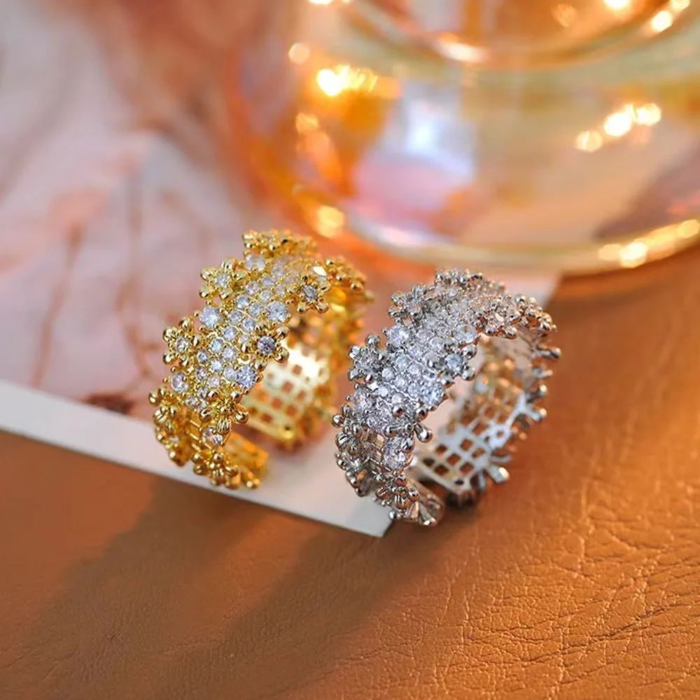 خاتم نسائي مفتوح من المألوف والإبداعي بتصميم بتلات مجوفة مرصع بالزركون، خاتم ذهبي نسائي ساحر.