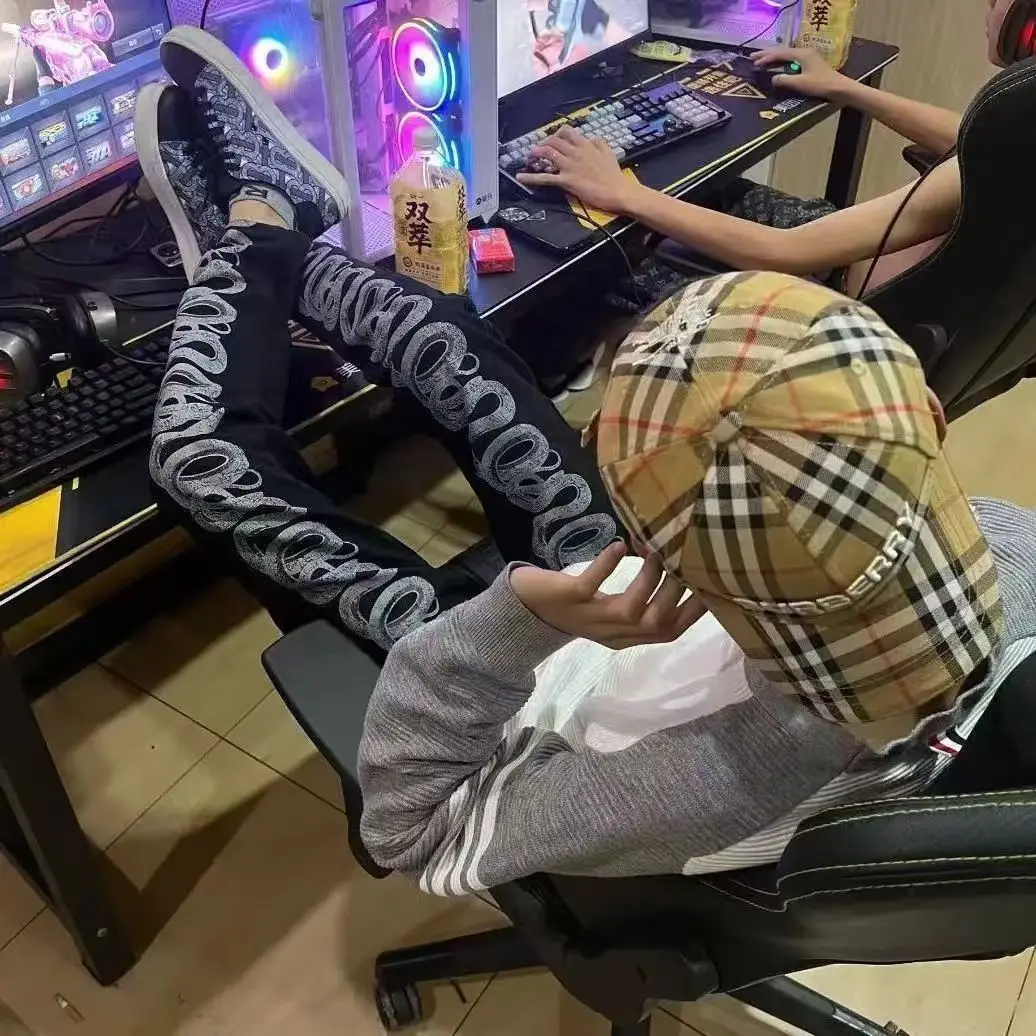 2025 트렌디 브랜드 디자이너 신상 하이 스트릿 블랙 찢어진 패치 레터 자수 슬림핏 엘라스틱 스몰풋 청바지 남성 의류