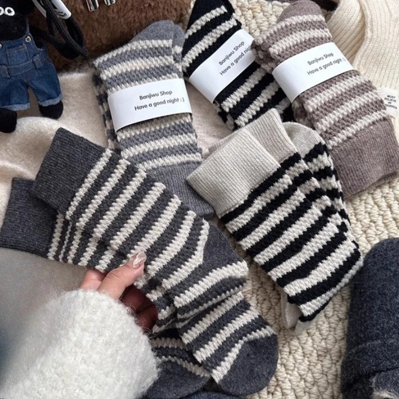 

5 pairs female Autumn fashion new striped versatile women's mid tube socks casual comfortable breathable women's socks designer