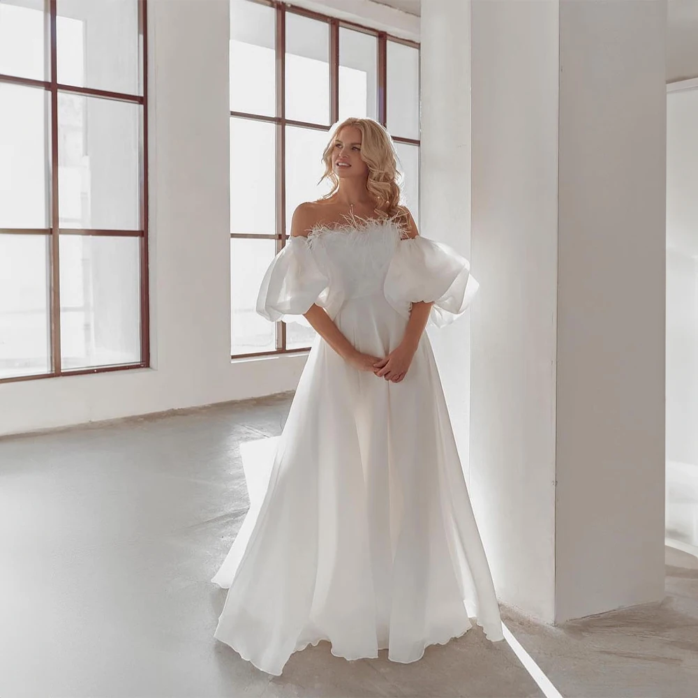 Robe de mariée longue en mousseline de soie à col bateau, plumes A-ligne, manches bouffantes parfaites, tout ce qui convient aux patients