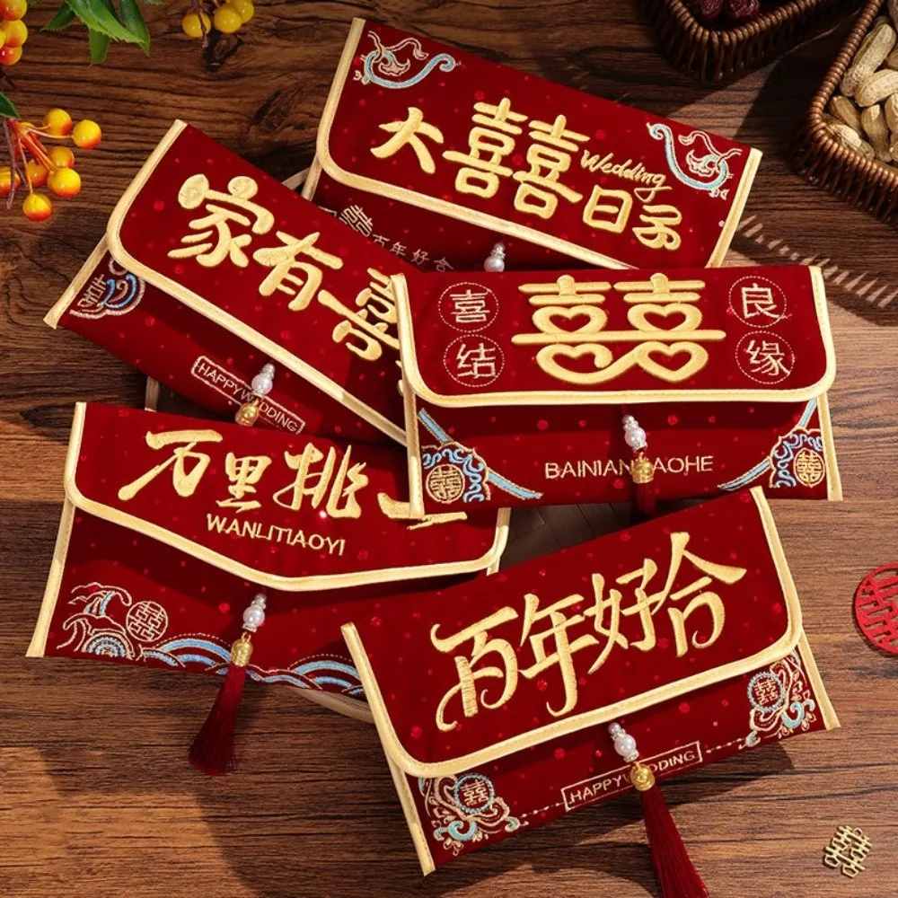 Traditional Red Env…