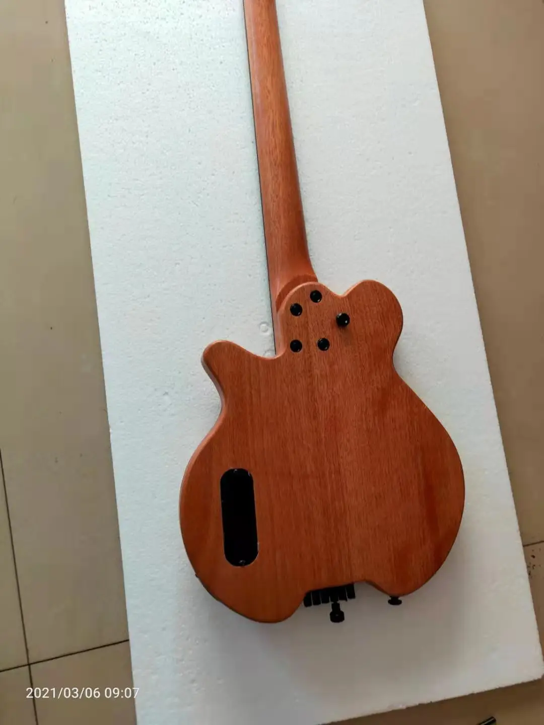 2023 New 6-string headless electric guitar, half hollow body, new headless bridge, wood wood color, free delivery