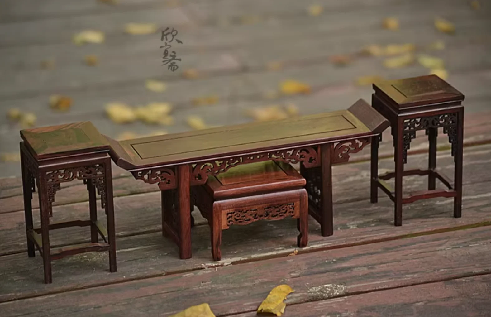 中国古代スタイルのミニチュアドールハウス家具セット - 絶妙な彫刻が施されたワードローブ、本棚、ドレッサー、学習机の家の装飾