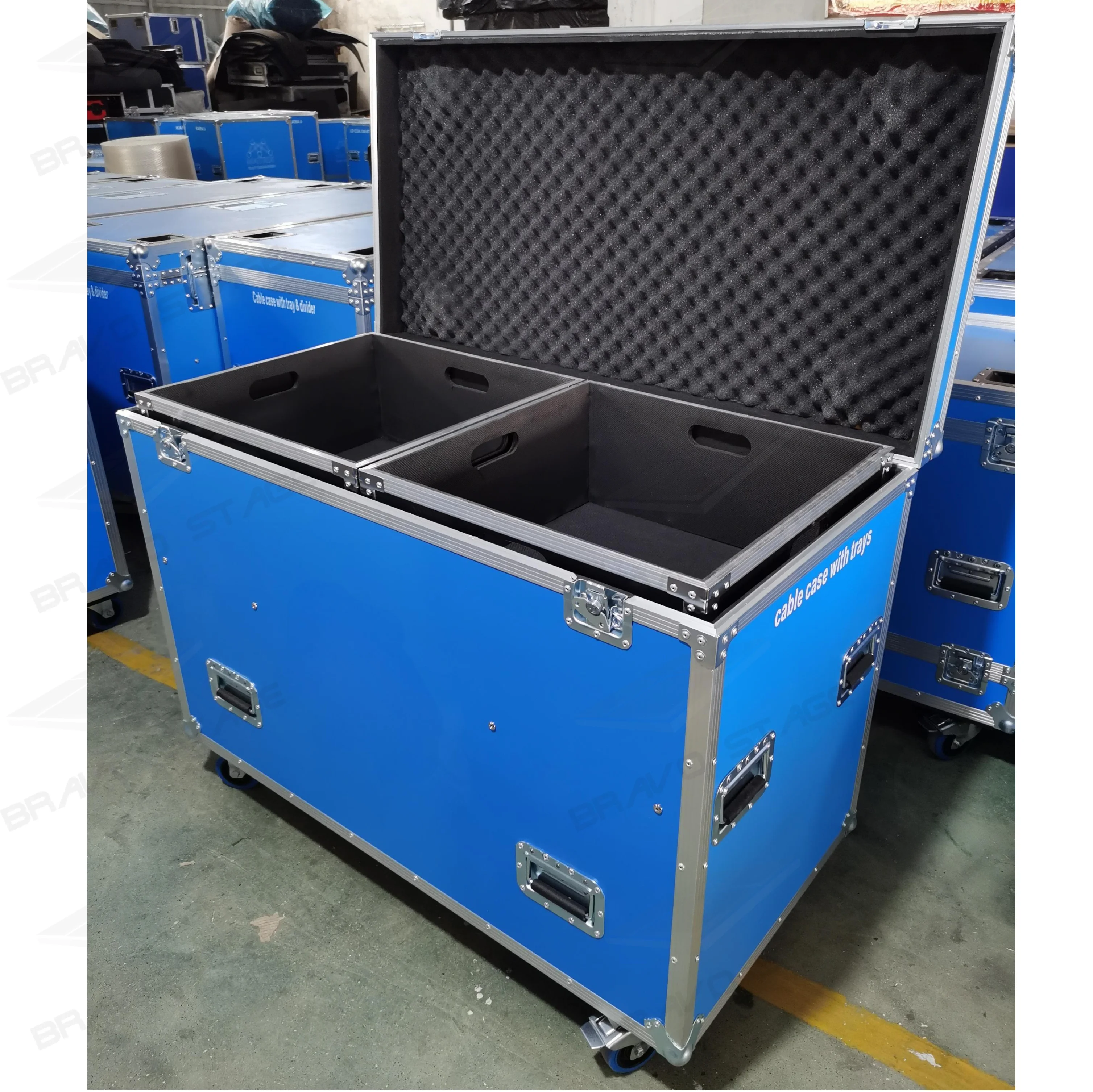 

Blue Heavy-Duty Truck Pack Utility Flight Case with Tray and 4" Casters Road Case