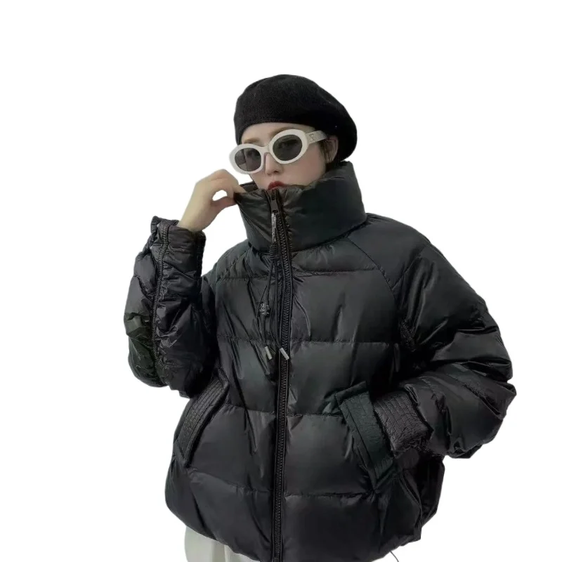 Kurtka puchowa odmładzająca, krótka, zimowa, ze stójką, lekka, z rękawami ze sznurkiem, modny design, wysoki poziom estetyczny.