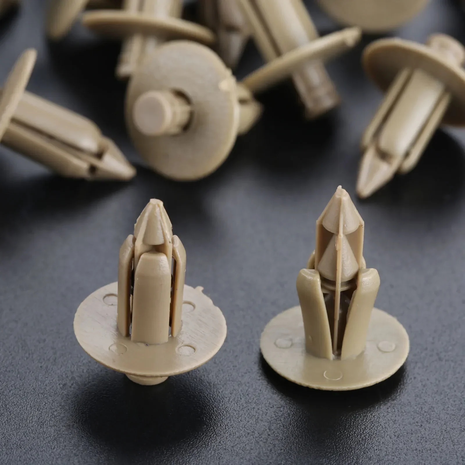 50Pcs Beige Plastic Rivets Car Door Trim Panel Fastener Clips Retainer 39964090 For Volvo C70 S60 S80 V70 1997 98-06 07 08 09 10