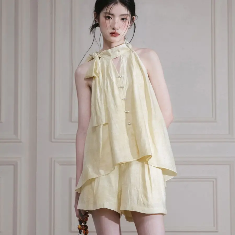 

Шикарные и элегантные наряды с открытыми плечами. Желтые свободные повседневные женские короткие комплекты на шнуровке. Роскошные женские шорты из 2 предметов.