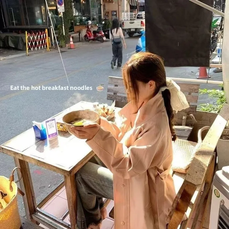 معطف واق من المطر متوسط الطول للنساء على الطراز البريطاني الجديد معطف بمزاجية للربيع والخريف سترة غير رسمية عالية الشارع 2025