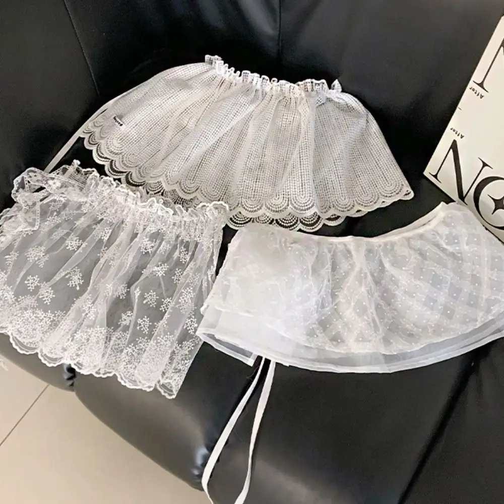saia-curta-feminina-elegante-estilo-balletcore-branca-de-renda-com-camadas-bordado-e-babados-com-amarracao-e-detalhe-de-renda-na-bainha
