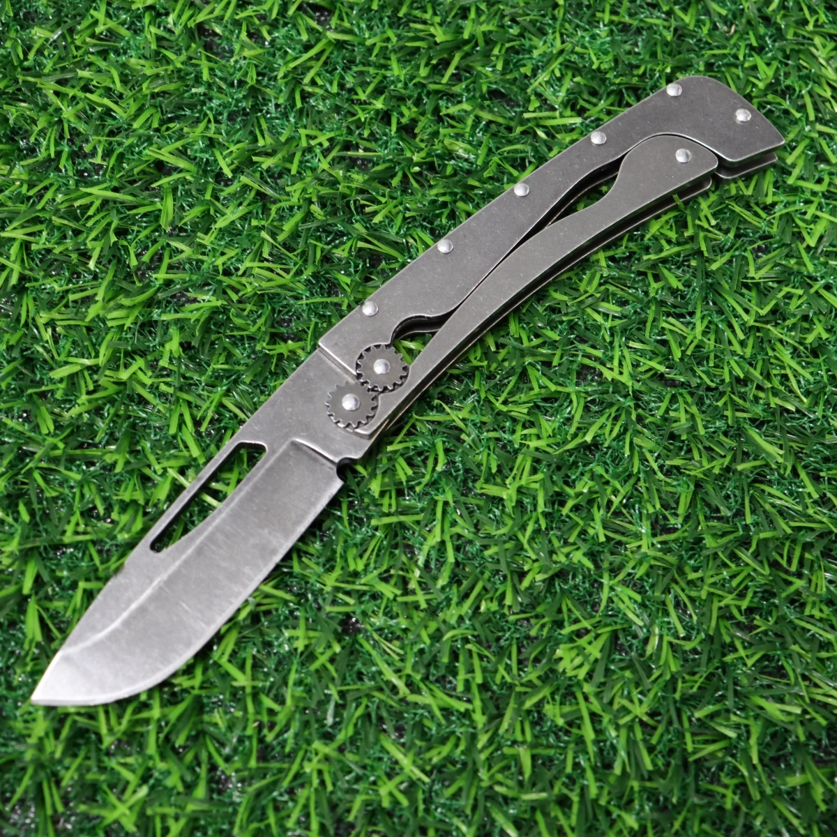 

Складной нож для кемпинга EDC из нержавеющей стали имеет уникальный выключатель включения/выключения. Это необходимый инструмент для выживания для походов, мониторинга, спасания и кемпинга. Подходит для Дня отца, подарков на день рождения и Рождество.