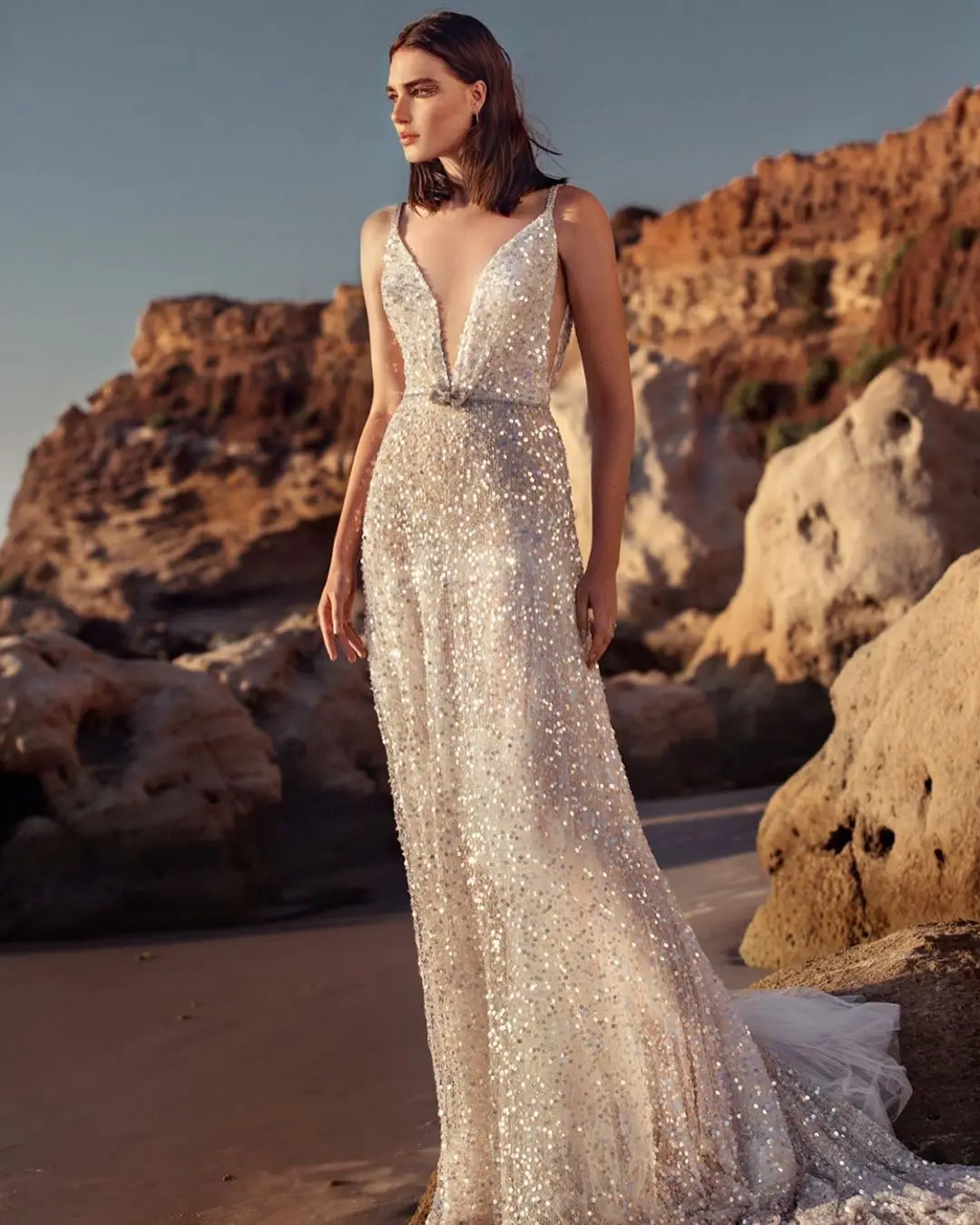 Robe à bretelles à paillettes argentées, col en v, sans manches, cintrée à la taille, nouvelle collection été 2025