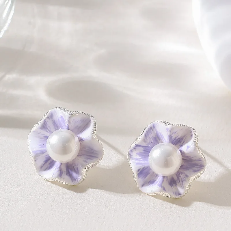 

Niche personalized design enamel drop glaze curled leaf edge flower pearl earrings, simple and versatile earrings for commuting