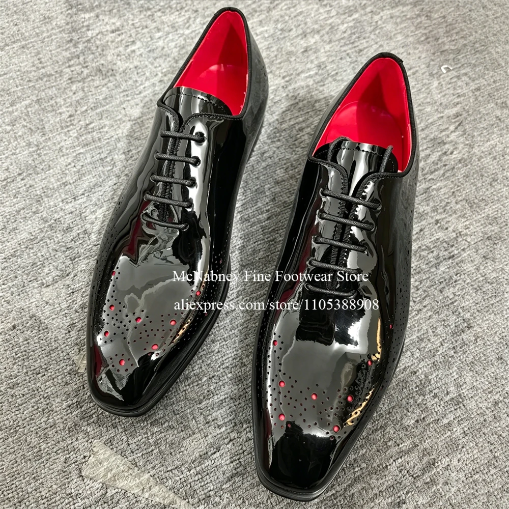 

Luxury Gentleman Lace up Oxford Dress Shoes Black Patent Leather Brogue Red Dot Decor Formal Shoes Business Wedding Banquet Shoe