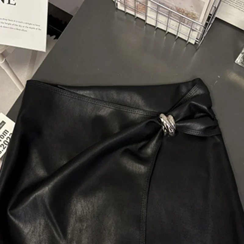 レディース ブラック PU レザー 非対称ヒップラップ ミニスカート、A ライン ストリートウェア、韓国デザイン、冬、レトロスタイル、デザインセンス