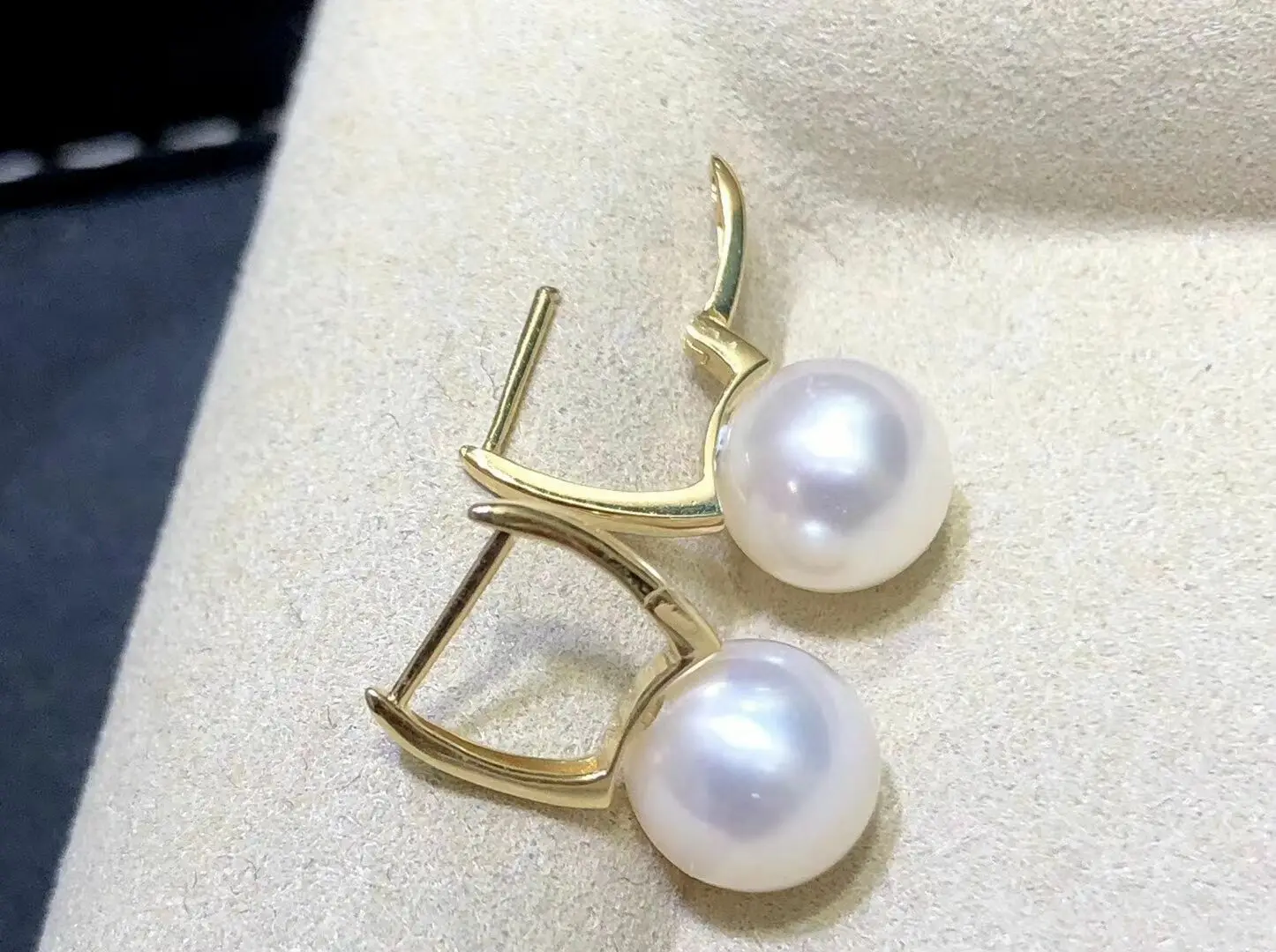 

Classic AAA 8-9mm Round South Sea White Pearl Earring 18k