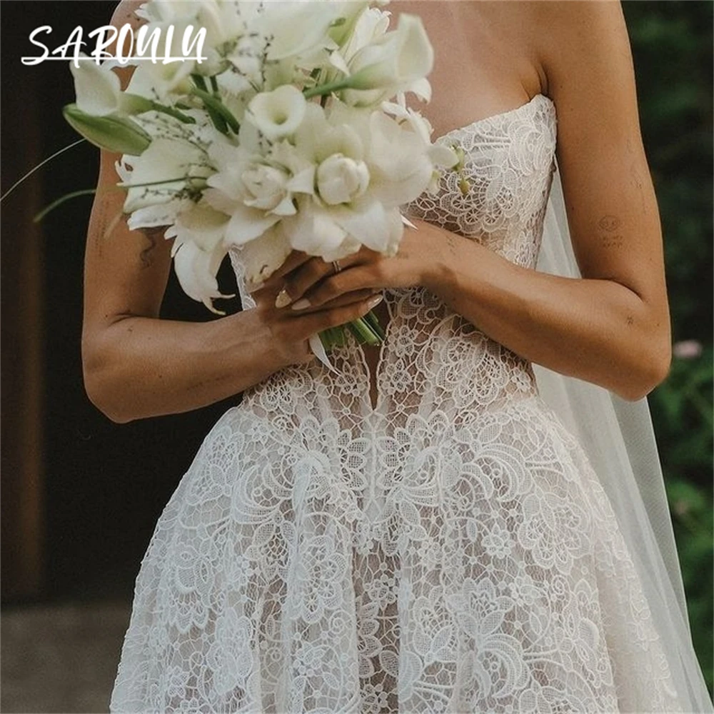 ボヘミアンレースのウェディングドレスビーチストラップレスカスタマイズされたロング花嫁ドレス傑作高品質のブライダルドレスコートトレイン付き