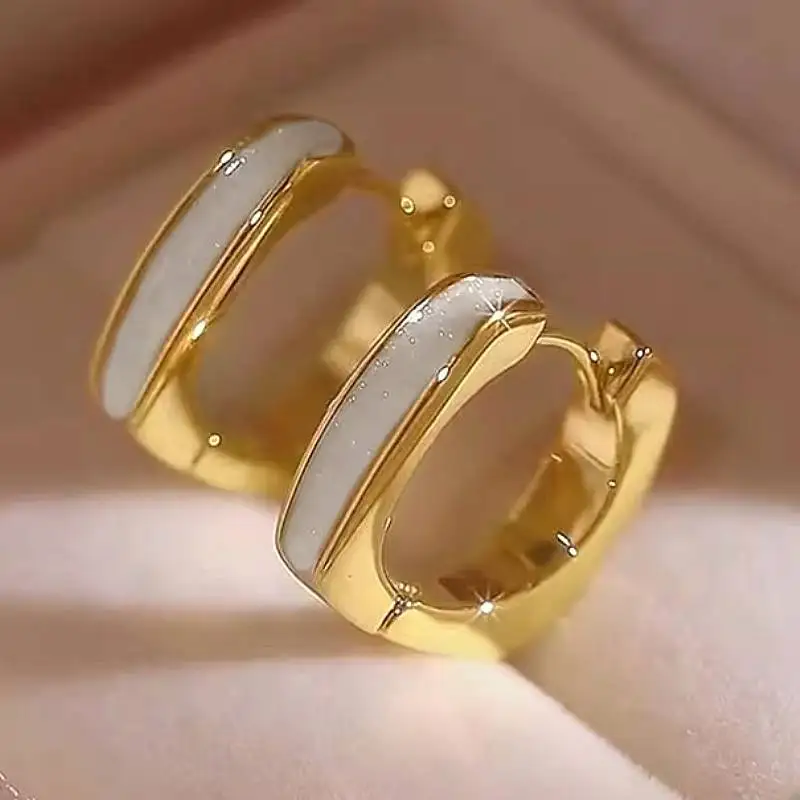 Huitan Damen-Creolen mit rot/weißem Emaille-Design, goldfarben, elegantes Hochzeits- und Verlobungs-Accessoire, Modeschmuck für Partys