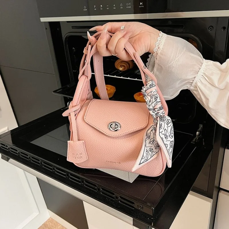 

Vintage Inspired Leather Messenger Bag For Women With Crossbody Strap For Practical Daily Use