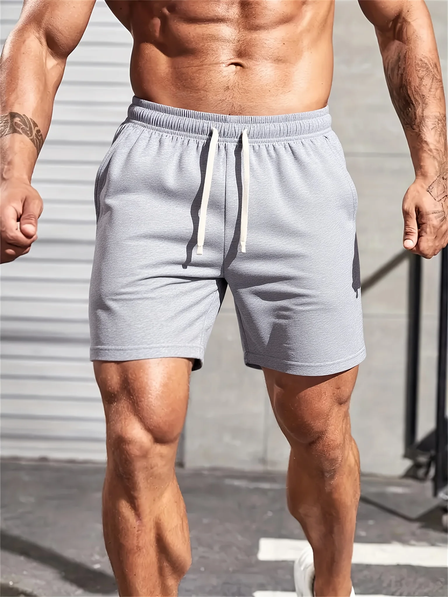 

Men's athletic shorts, lightweight with a cinched waist and side pockets, suitable for running and basketball training loose fit