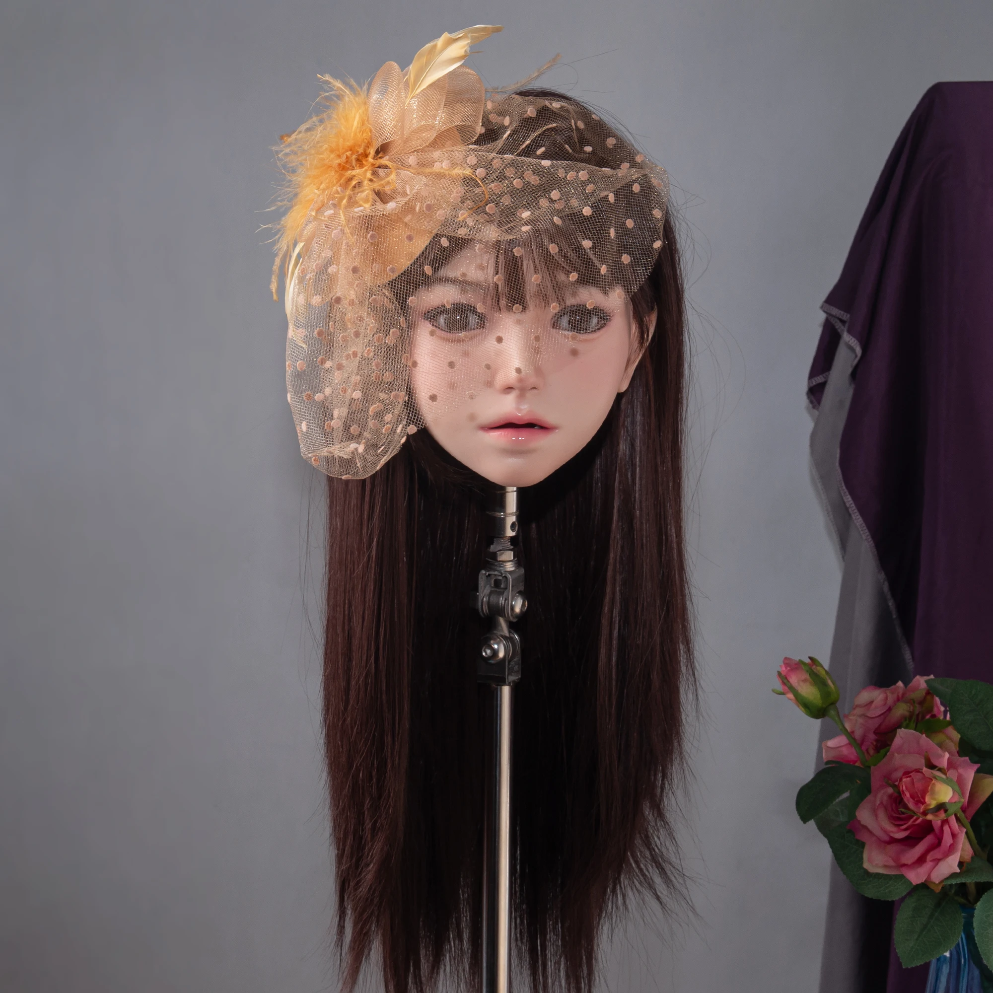 

Реплика модели женской головы 1:1, включает съемный парик, изготовлен из силиконового материала, особенности рта, специальный паз для рта.