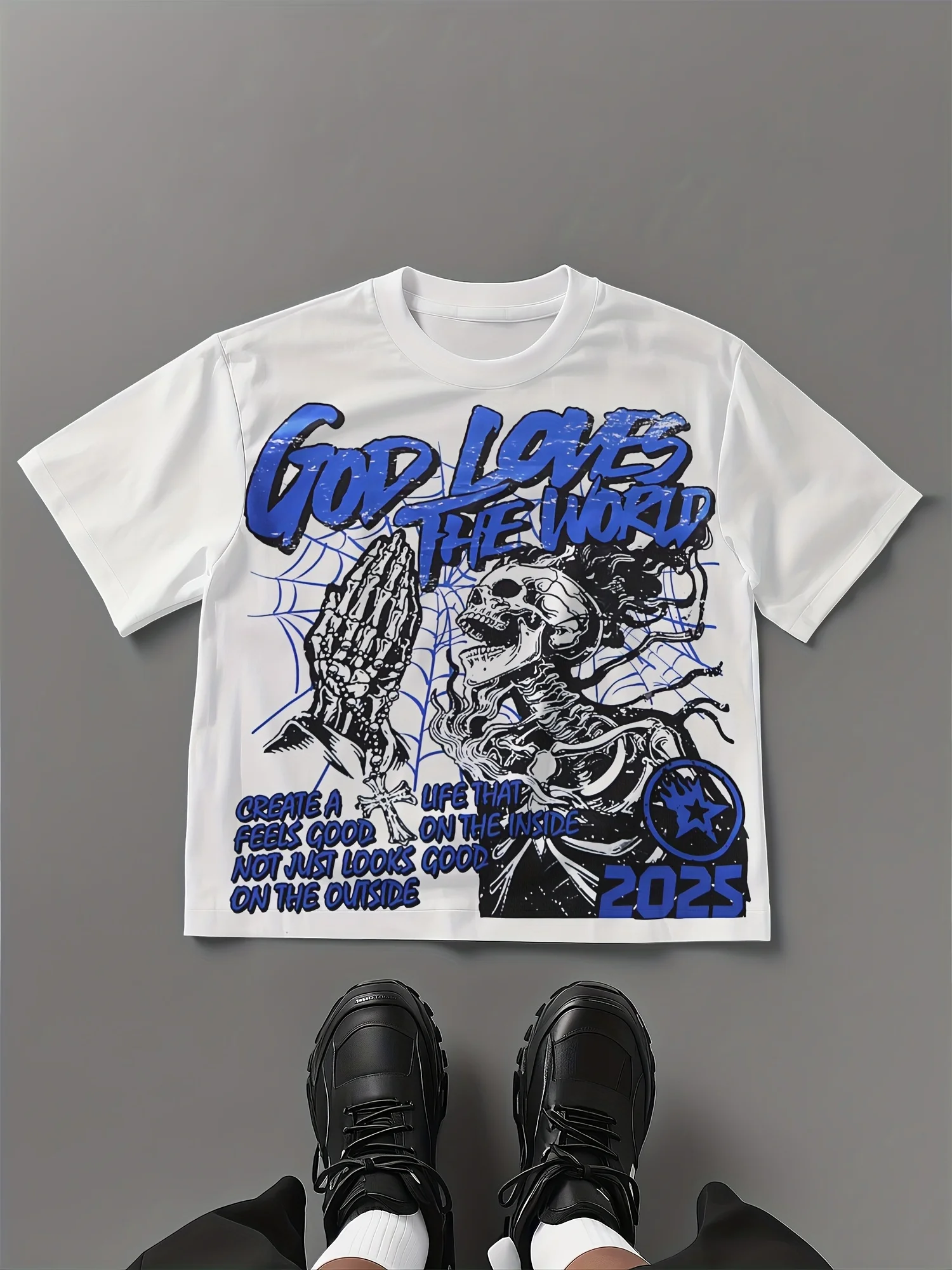 تي شيرت رجالي كاجوال God Loves The World Skull جرافيك بتصميم أزرق وأبيض مع أيدي صلاة ونجوم وعناصر زهرية وأكمام قصيرة #2