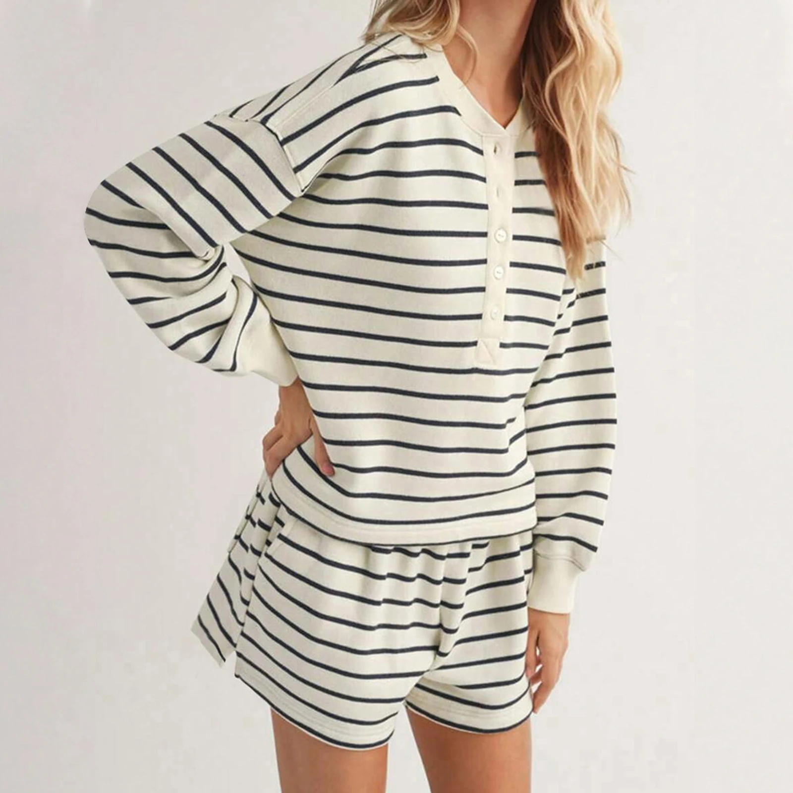 طقم كلاسيكي نسائي مخطط بأكمام طويلة مع شورت بخصر مطاطي ملابس صيفية مرقعة