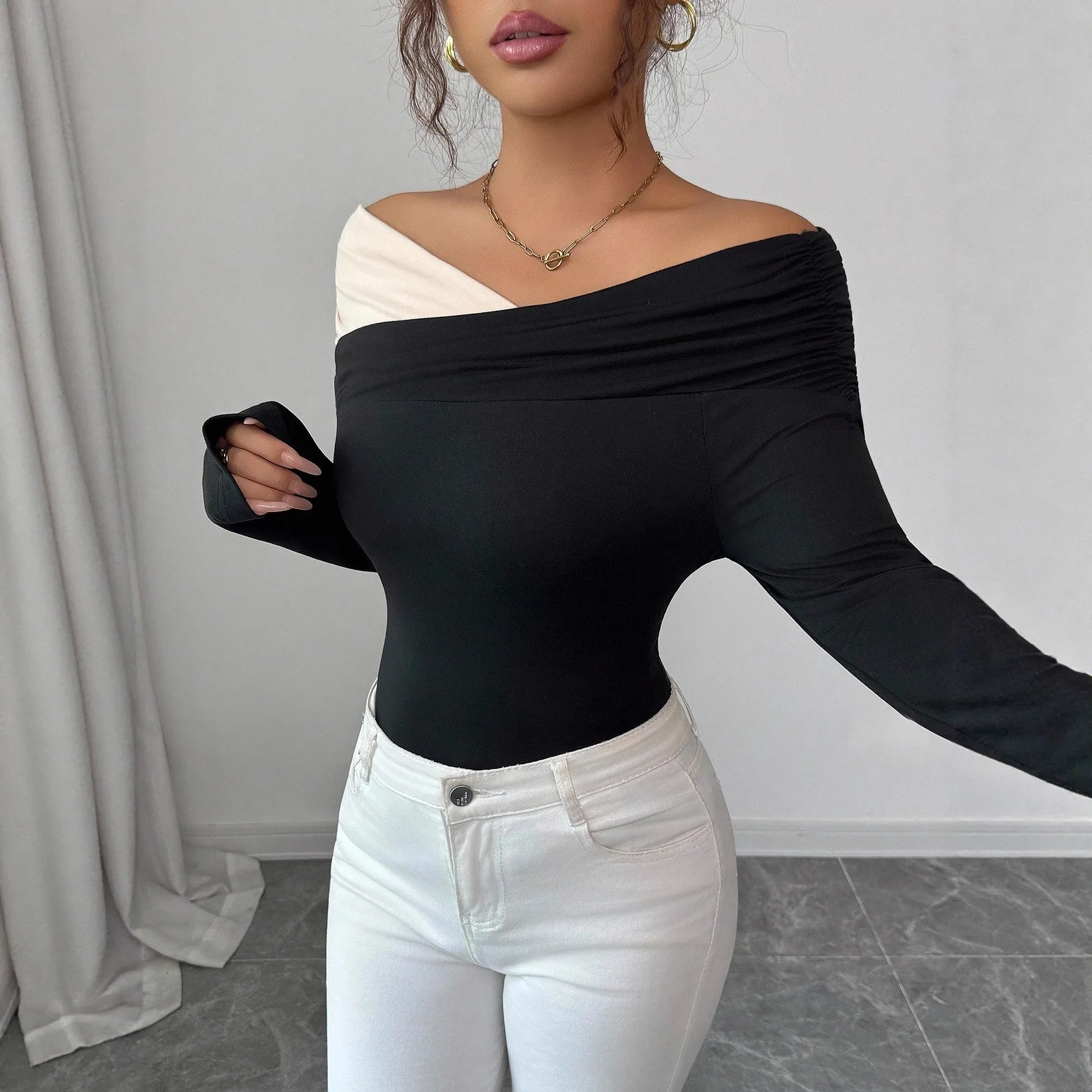 

2025 Autumn and Winter New Contrasting Color One-word Collar Irregular Pleated Edge Slim-fitting Long Trim Top