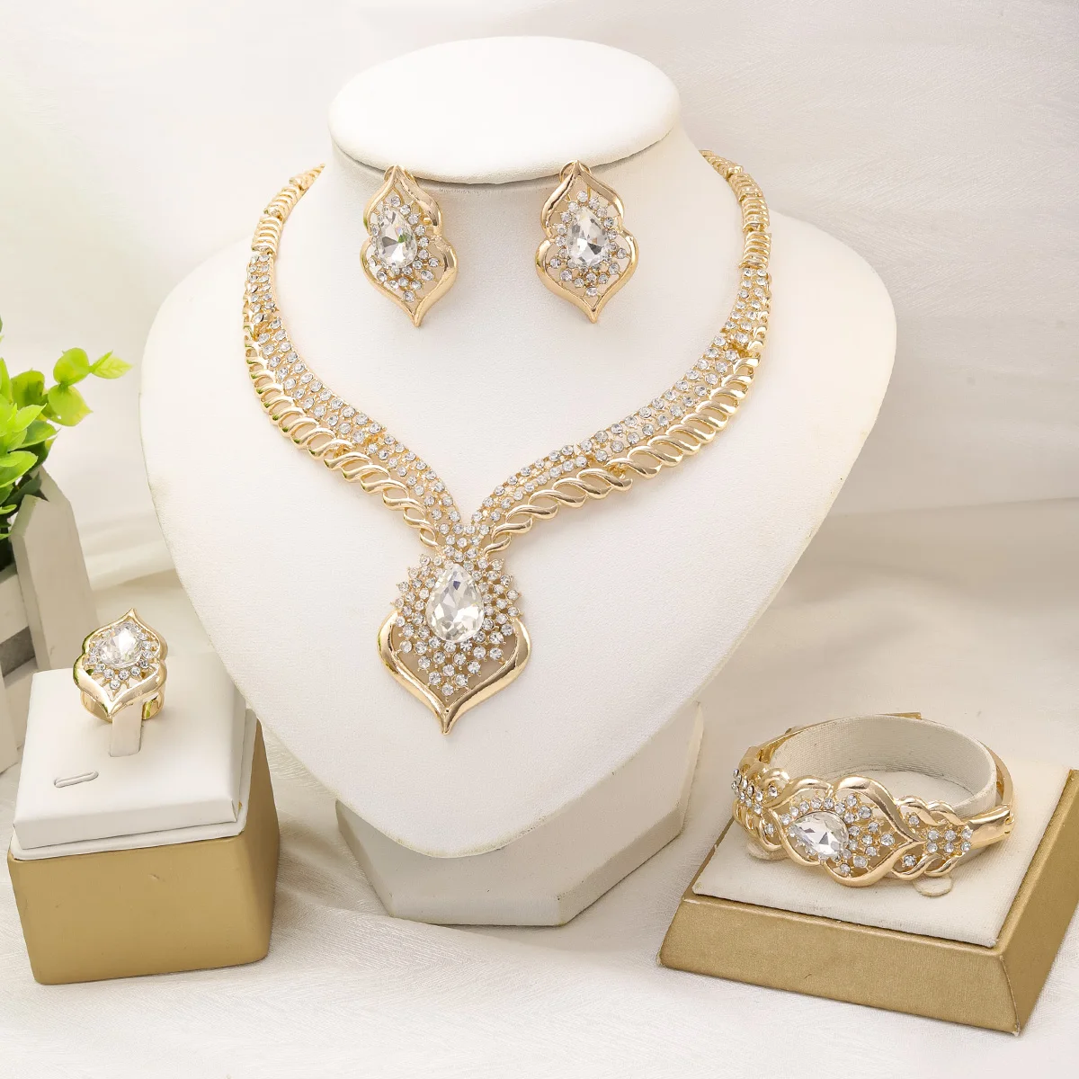 Image of Liffly Mode Dubai Schmuck Sets für Frauen Gold Farbe Zirkon Halskette Ohrringe Armband Ring Hochzeit Braut Party Zubehör