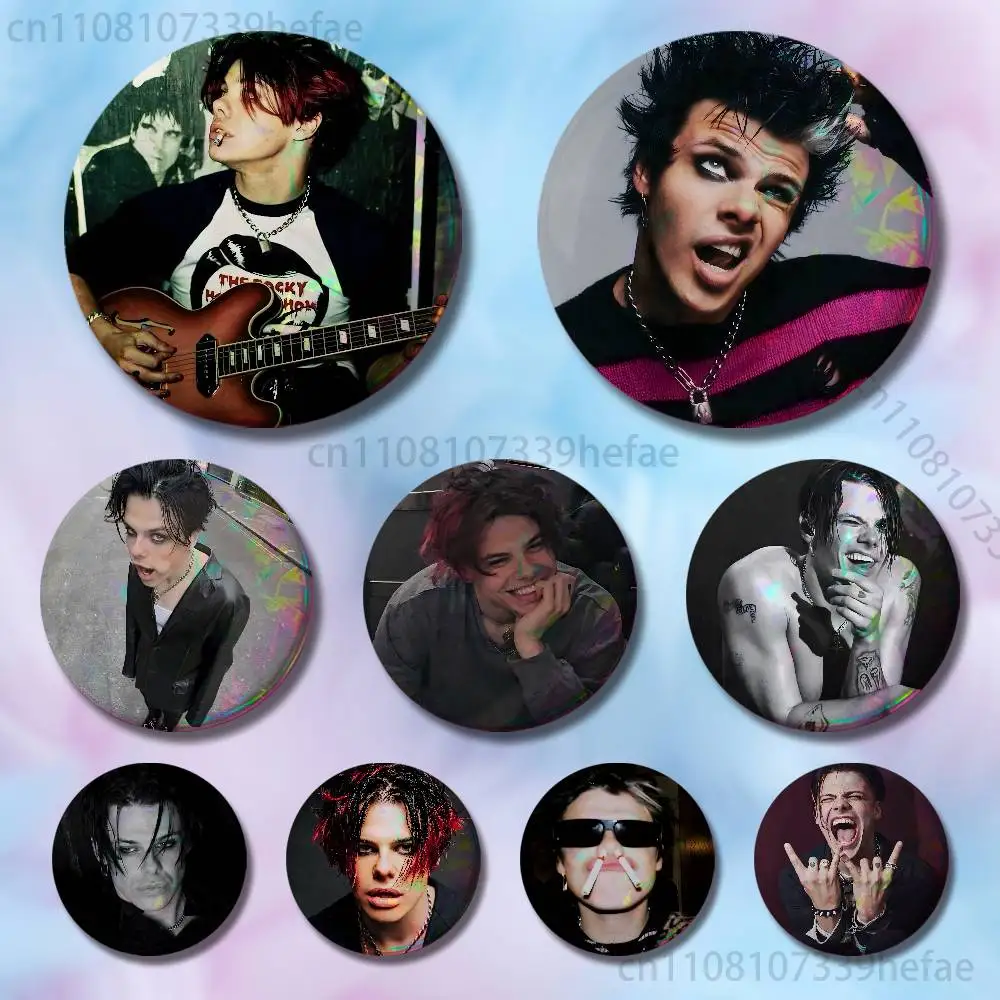 

Y-Yungblud Singer YB Button Lapel Anime Pin Badges Brooch Jewelry Decoration Gift 25mm 32mm 44mm 58mm 75mm