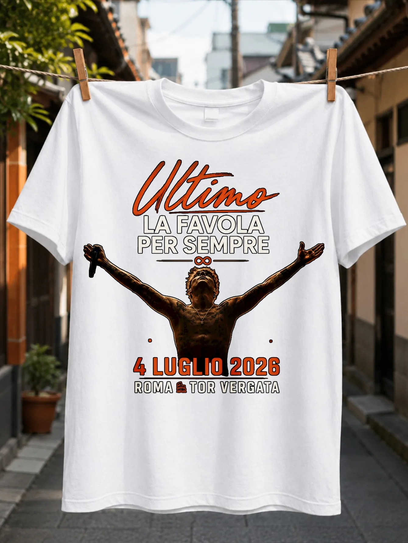 Concierto Ultimo con silueta de cantante, brazos abiertos, micrófono, texto naranja, Roma Tor Vergata, 4 de julio de 2026, camiseta unisex para todos.