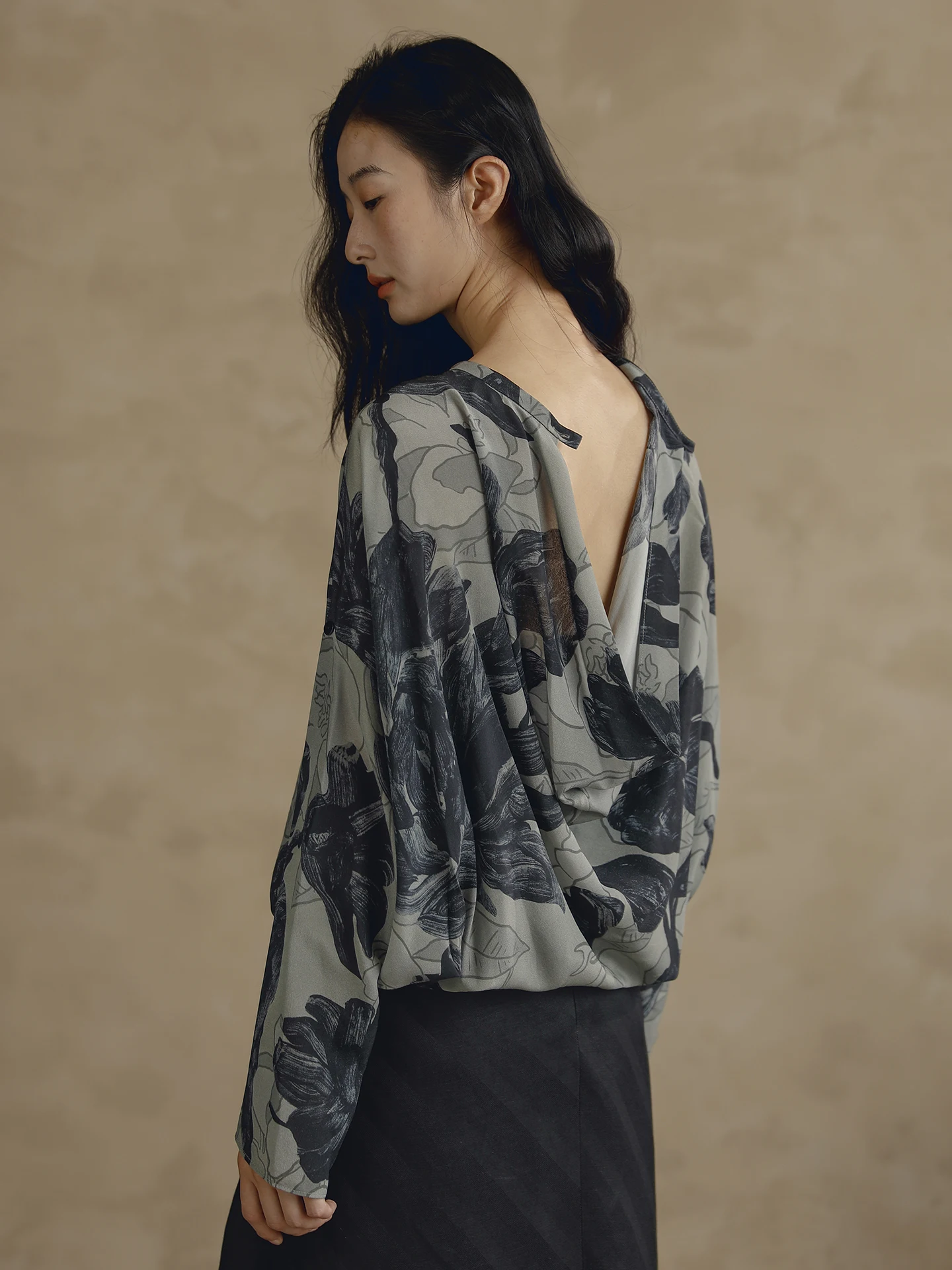 

Elegant Silk Printed Long Sleeve Women's Top New Chinese Style Unique Design Early Autumn New Arrival Straight Cut Original D...